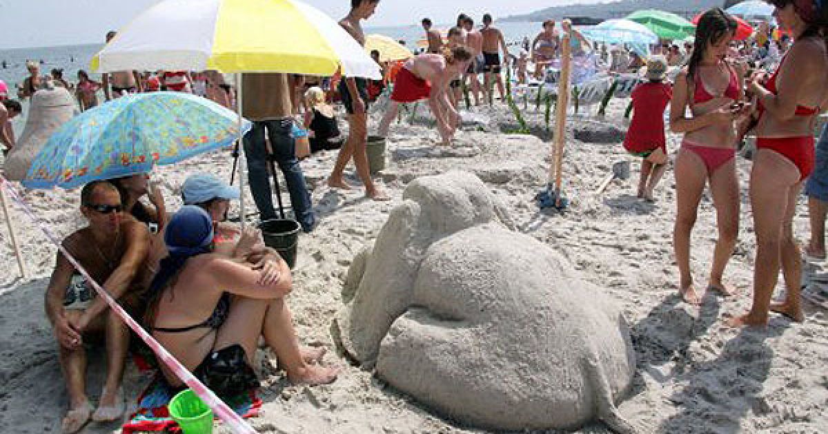 На одному з одеських пляжів провели конкурс піщаної скульптури "Пісочні фантазії"