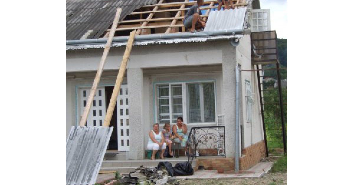 Зараз вулиці Чернівців вже розчищені для проїзду. / © УНІАН