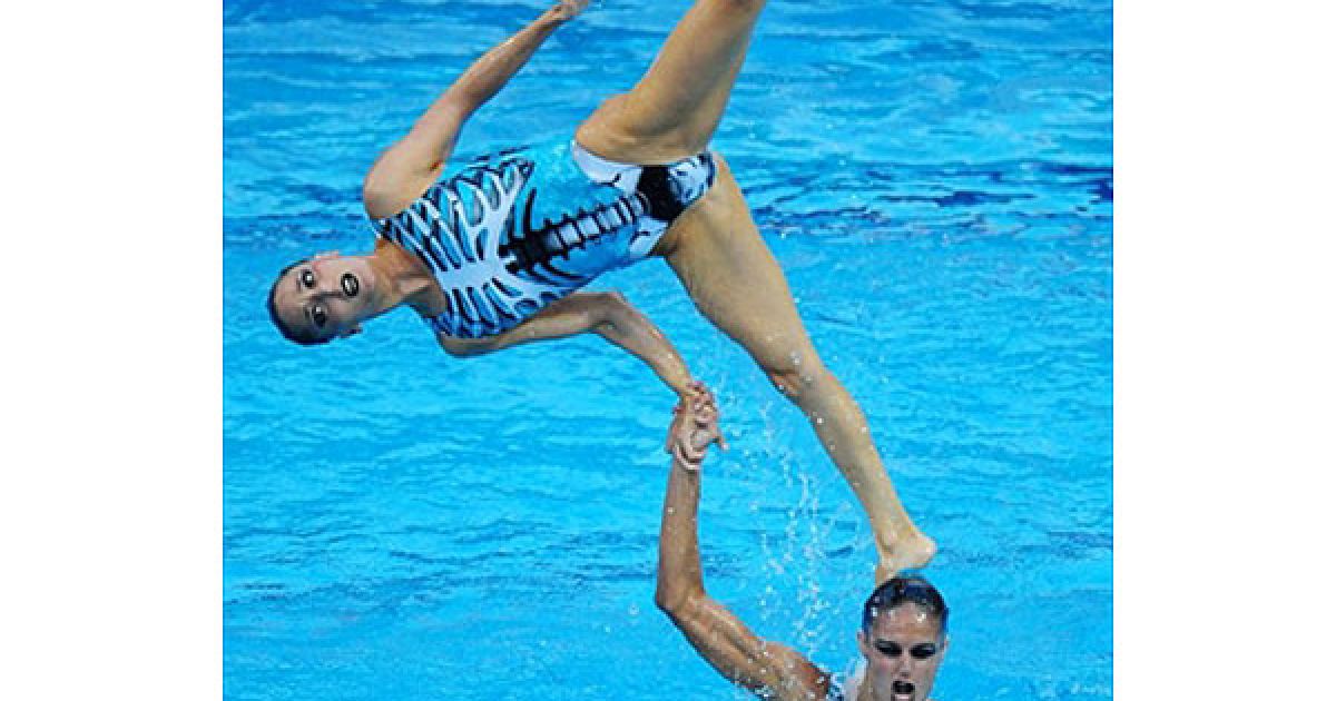 Угорщина, Будапешт: Команда Іспанії виконує вільні вправи під час фіналу чемпіонату Європи з плавання у Будапешті. / © AFP