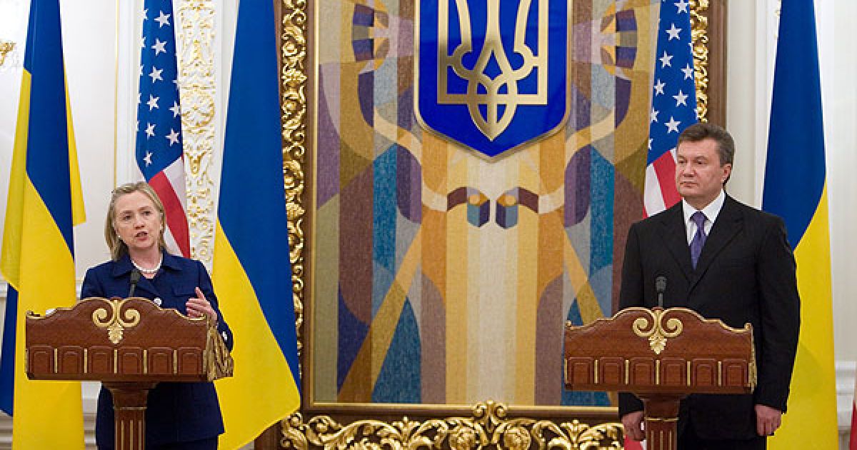 Гілларі Клінтон нагадала, що США зобов&#039;язалися допомогти Україні в ліквідації запасів твердого ракетного палива. / © President.gov.ua