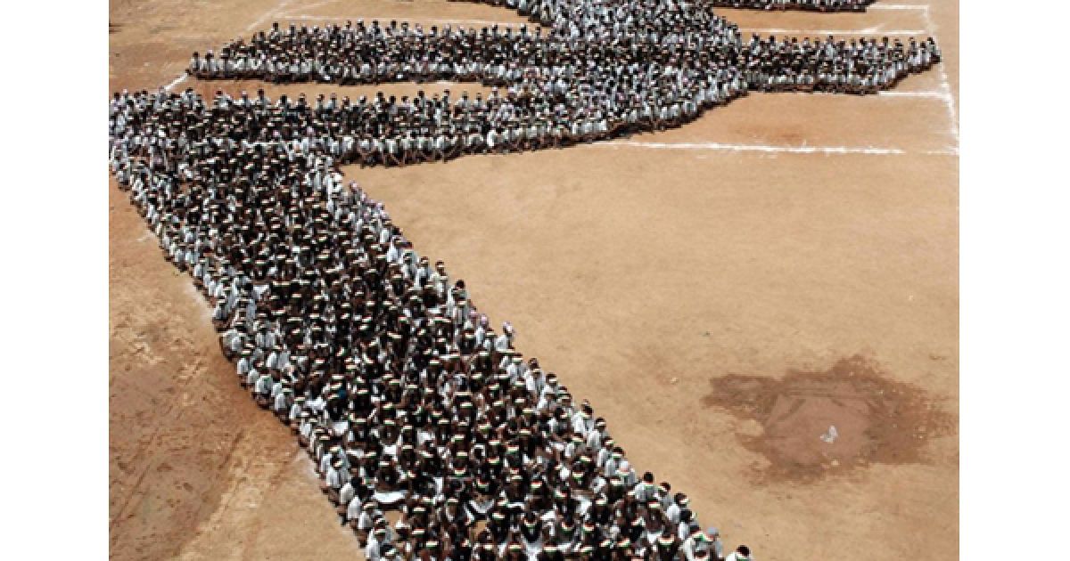 Ченнаї. Індійські школярі виклали своїми тілами новий символ рупії. Уряд Індії сподівається, що цей символ стане так само популярним як символи долара США, японської ієни чи англійського фунта. / © AFP