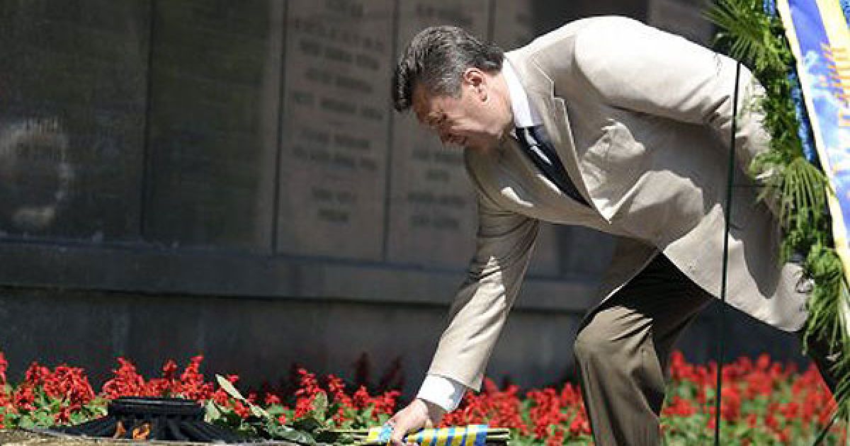 Віктор Янукович поклав квіти до Меморіалу героїчним захисникам міста-героя Севастополя в 1941-1942 роках на площі Нахімова. / © УНІАН