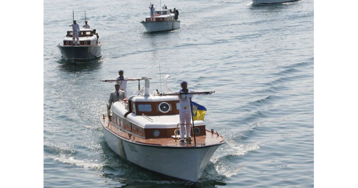 Президент України на катері вийшов на внутрішній рейд Севастопольської бухти і здійснив обхід кораблів, що вишикувалися в парадній лінії. / © President.gov.ua