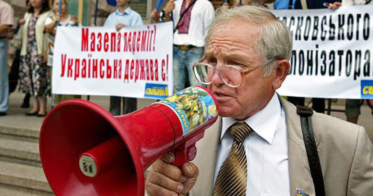 Народний депутат від БЮТ Юрій Гнаткевич виступає під час акції &rdquo;Мазепа forever&rdquo; перед будівлею КМДА. / © УНІАН