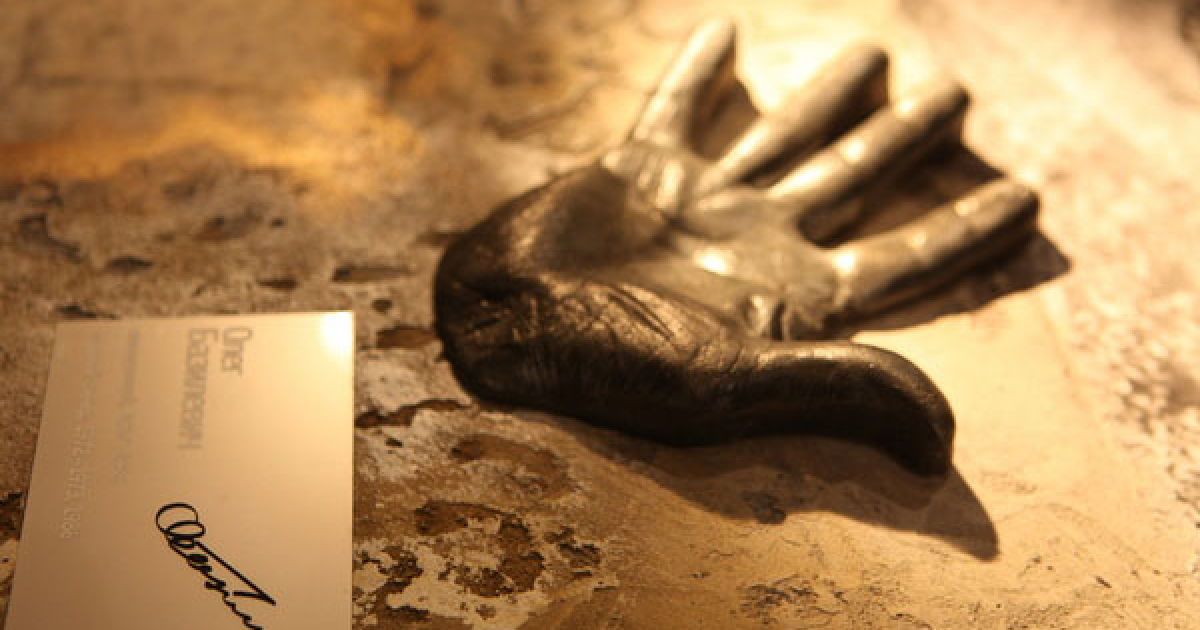 Центральне місце в музеї займає 23-метрова "стіна слави", уздовж якої розміщені вилиті з металу оригінальні відбитки долонь легендарних футболістів і тренерів ФК "Шахтар". / © ФК "Шахтар"