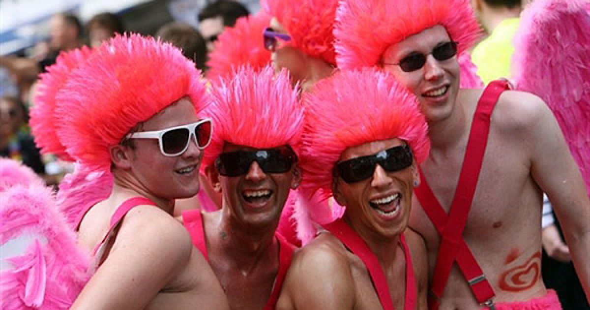 Тисячі яскравих учасників гей-параду вийшли на вулиці Кельна (Німеччина). / © AFP