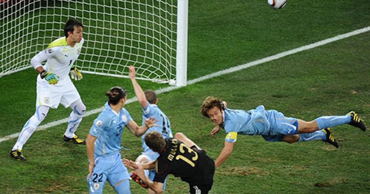 Томас Мюллер пробиває по воротах Муслери / © AFP