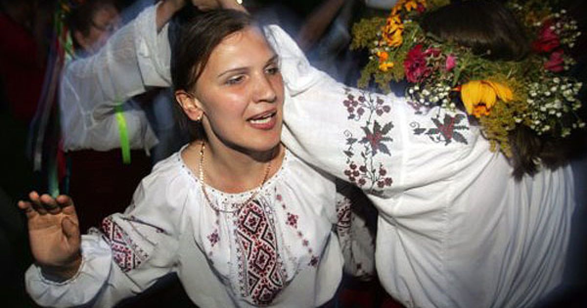 Важливим аспектом купальських свят є пошук пари, створення сім'ї. Ворожіння на кохання, на одруження &ndash; кидання вінків, здавна мало символічне значення. / © УНІАН