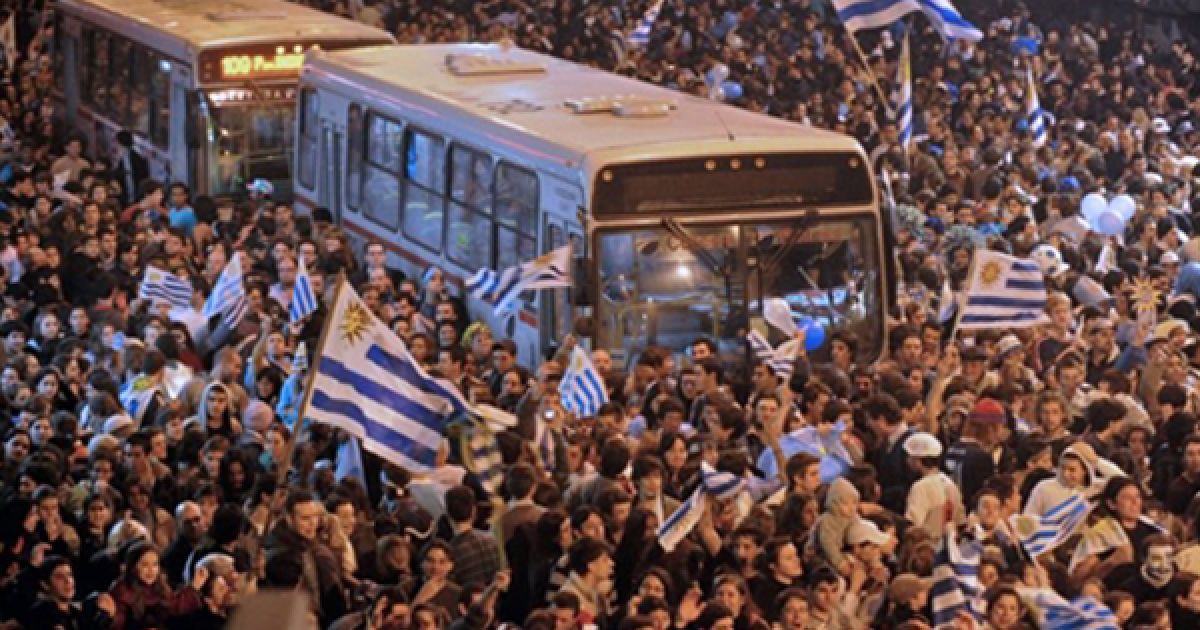 2.07. Вболівальники збірної Уругваю святкують перемогу своєї команди у матчі проти Гани на Чемпіонаті світу з футболу. / © AFP