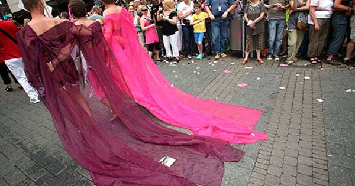 Тисячі яскравих учасників гей-параду вийшли на вулиці Кельна (Німеччина). / © AFP