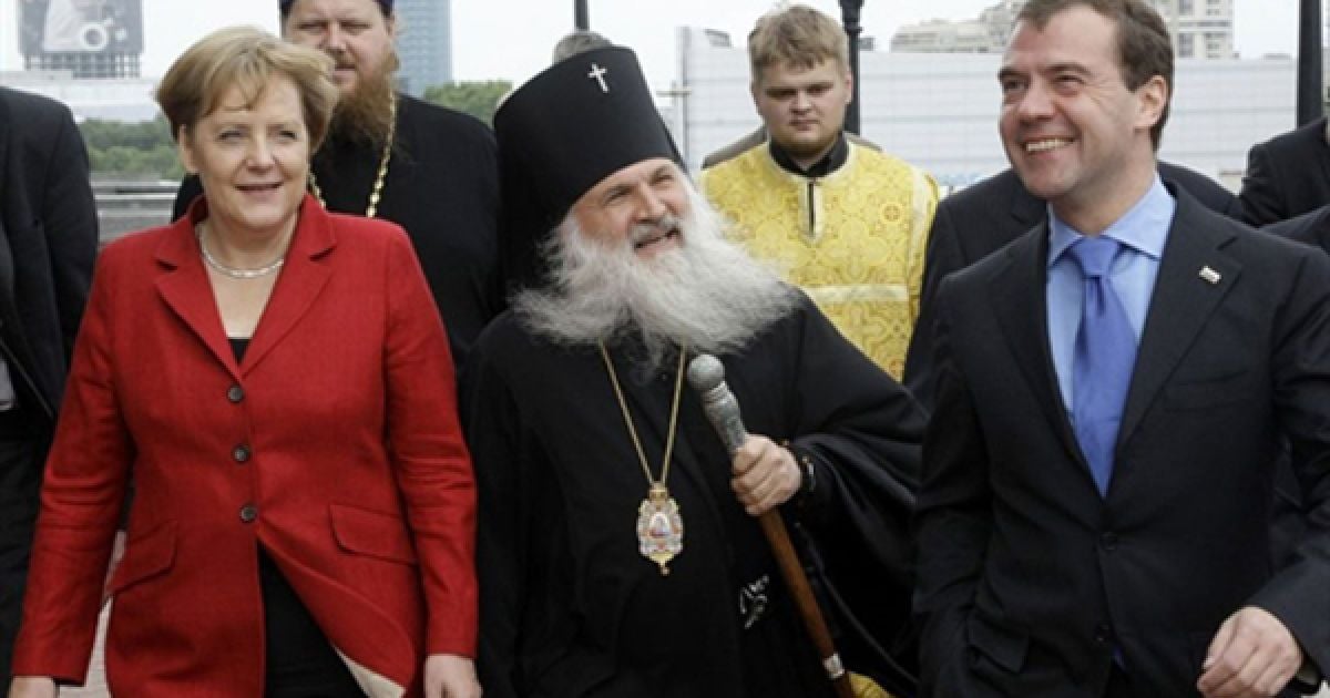 Президент Росії Дмитро Мєдвєдєв та канцлер Німеччини Ангела Меркель відвідали одну з церков Єкатеринбурга під час офіційного візиту Меркель до Росії. Меркель закликала російський уряд не закривати справу про вбивство російської право захисниці Наталії Естермінової. / © AFP