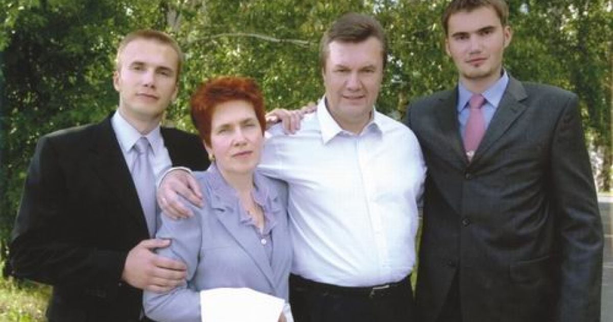 Віктор Янукович з дружиною Людмилою і синами Олександром і Віктором