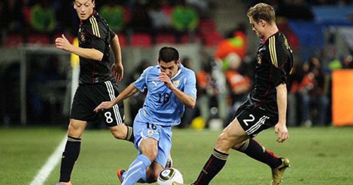 Максиміліано Перейра веде боротьбу за м&rsquo;яч із Янсеном і Хедіра. / © AFP