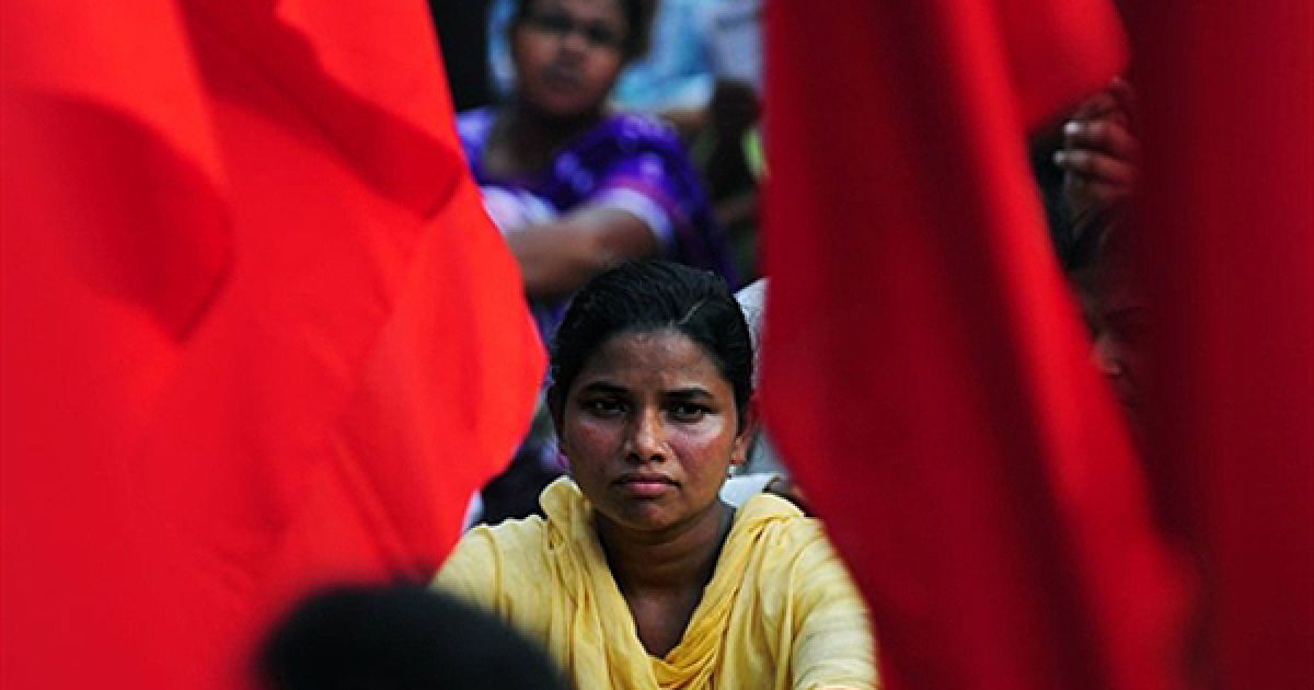 Дакка. Акція протесту співробітників текстильних фабрик Бангладеш. Представники профспілок співробітників текстильної промисловості повідомили, що демонстранти погодилися закінчити страйк за умови підвищення мінімальної заробітної плати на 80%. / © AFP