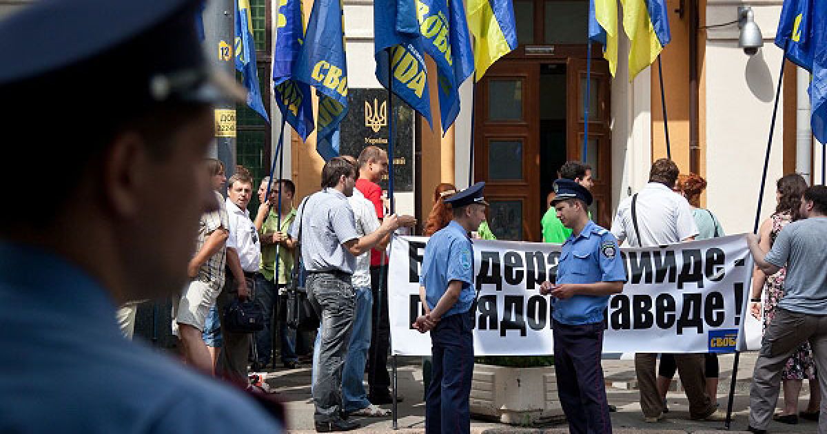 Учасники акції тримають у руках прапори із символікою своїх організацій, а також плакати з написами: "Героям УПА - слава!", "Українцям &ndash; сильна держава!", "Бандера прийде &ndash; порядок наведе!". / © Украинское Фото