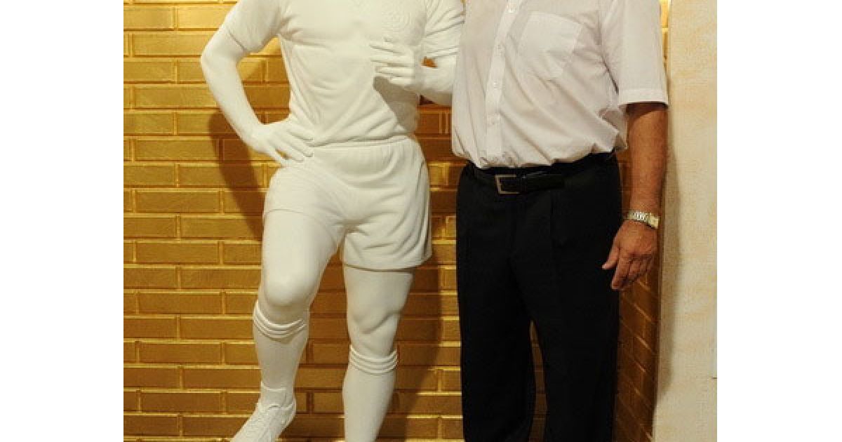 Колишній капітан ФК &rdquo;Шахтар&rdquo; Михайло Соколовський стоїть поруч зі своєю скульптурою / © ФК "Шахтар"