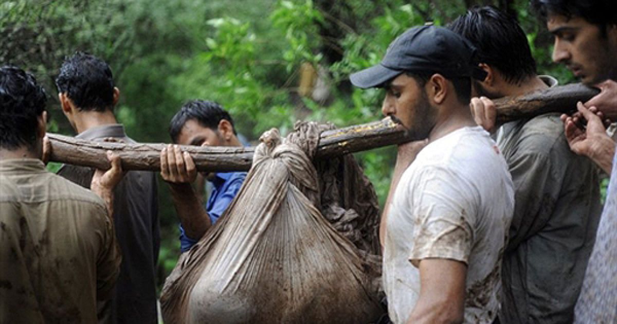Під час заходу на посадку в аеропорту Ісламабаду літак врізався у гору, та загорівся. / © AFP