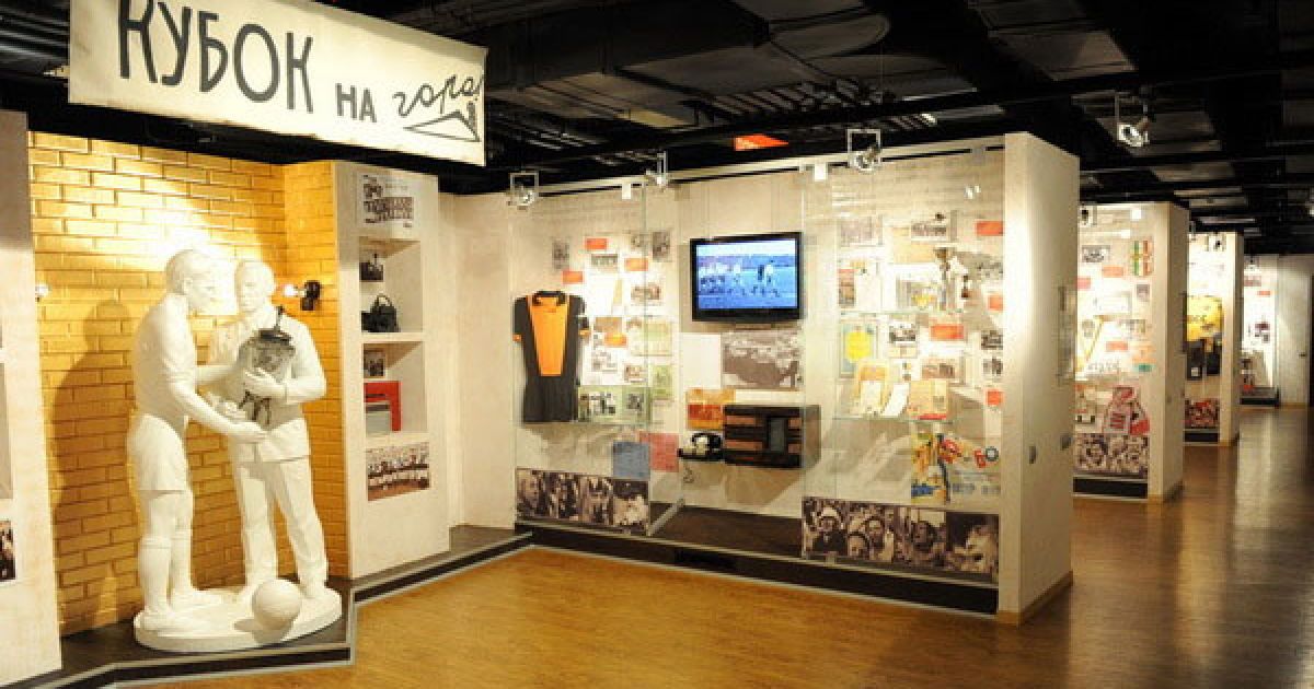 Скульптурна композиція, на якій тренер Олег Ошенков (праворуч) передає перший виграний Кубок СРСР капітанові гірників Володимиру Салькову / © ФК "Шахтар"