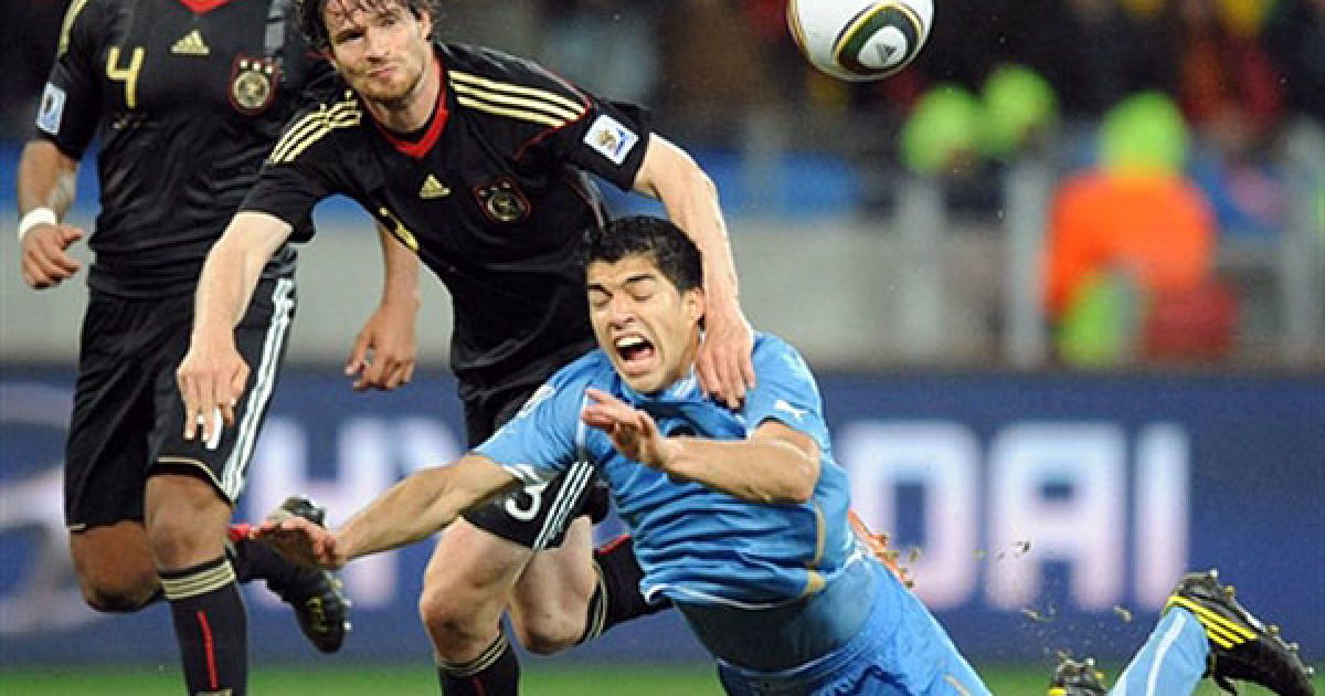 ...а потім збиває його з ніг і отримує жовту картку / © AFP