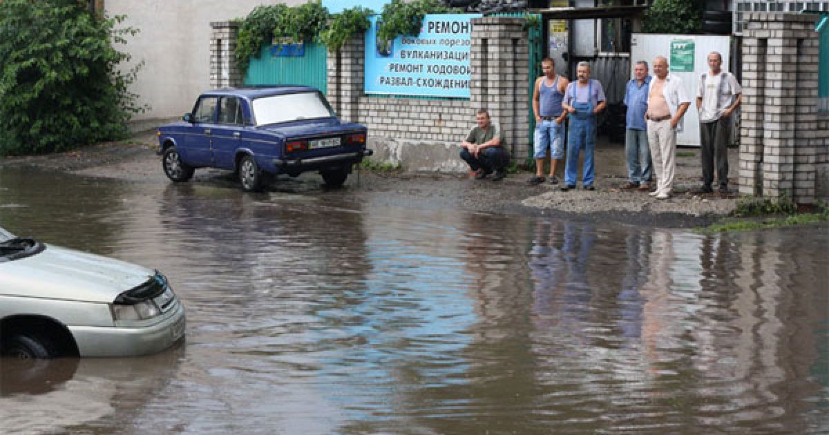 Від негоди постраждала і Дніпропетровщина: більше 40 будинків затоплено, одна людина загинула внаслідок падіння дерева на лінію електропередач. / © gorod.dp.ua