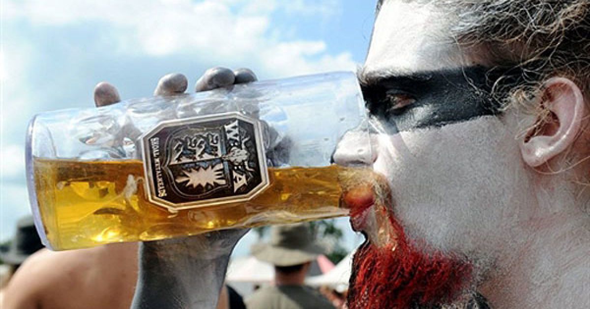 Німеччина. Любитель пива і важкої музики під час open-air фестивалю Heavy metal музики у північному німецькому місті Вакен. Цього року фестиваль проходить у Вакені 21 раз. / © AFP