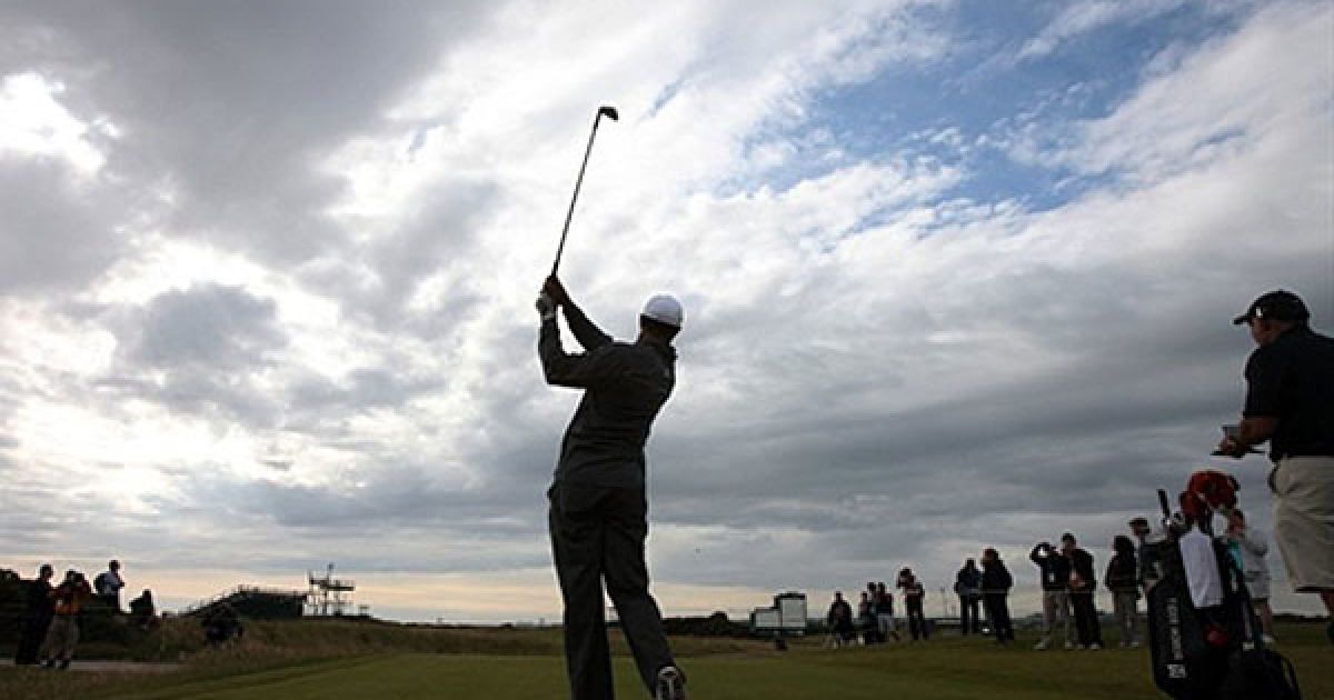 Великобританія, Сент-Ендрюс. Американський гольфіст Тайгер Вудс робить удар від 12-ої лунки під час тренування у Сент-Ендрюсі напередодні Відкритого чемпіонату з гольфу, який відбудеться 15-18 липня. / © AFP