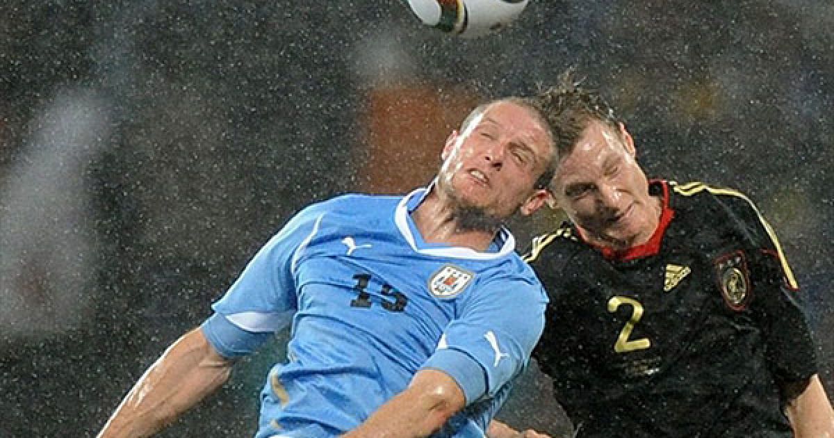 Дієго Перес і Марсель Янсен ведуть боротьбу за м&rsquo;яч у повітрі / © AFP