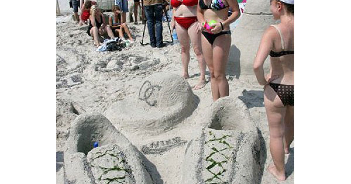 Піщані кепка і кеди / © УНІАН