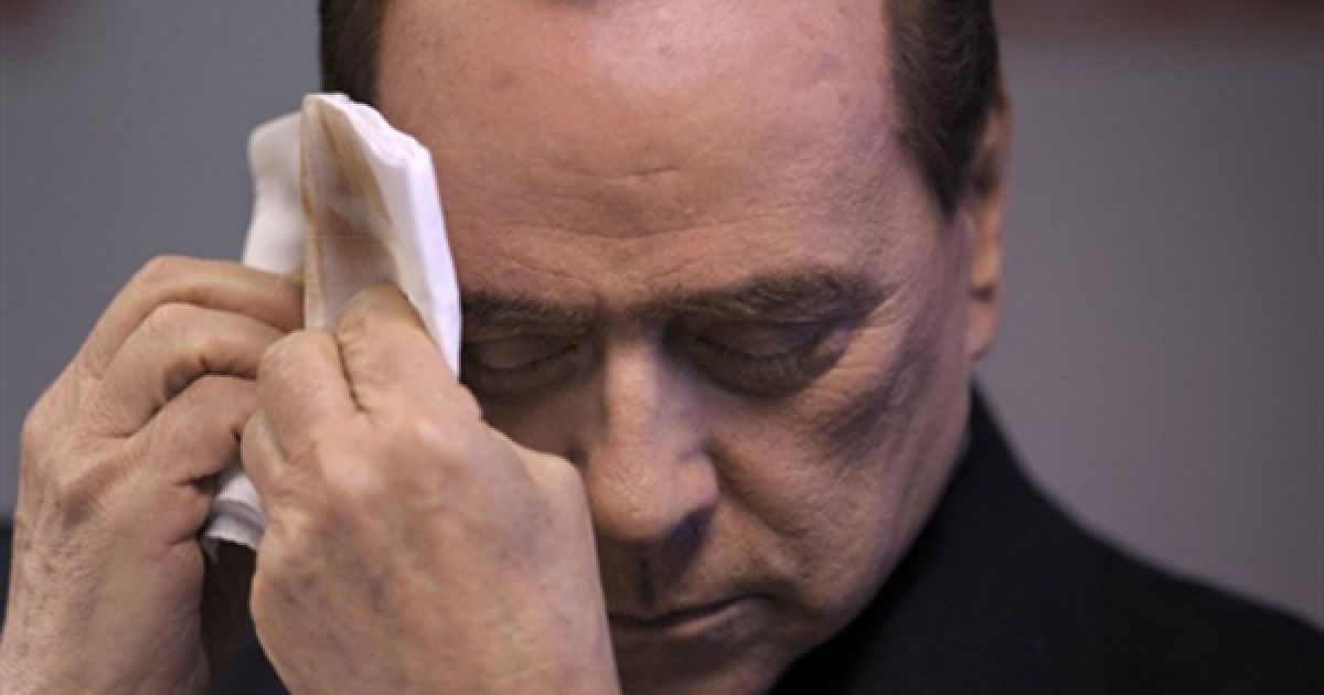 29.06. Прем&rsquo;єр-міністр Італії Сильвіо Берлусконі витирає піт з лоба під час спільної прес-конференції з президентом Бразилії Луїсом Інасіу Лулою до Сілвою у Сан-Паулу. / © AFP