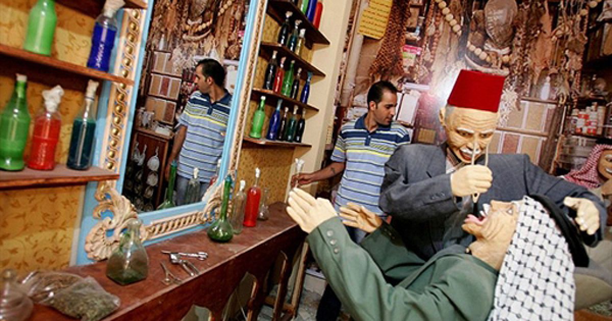 Співробітник Музею палестинського побуту "Хаддад" поблизу Дженіна наводить лад у експозиції перед відкриттям музею. / © AFP