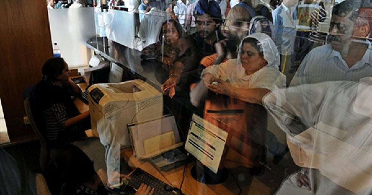 Під час заходу на посадку в аеропорту Ісламабаду літак врізався у гору, та загорівся. / © AFP