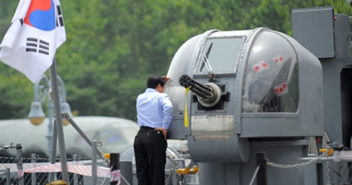 Чоловік розглядає копію південнокорейського військового катеру Chamsuri, який було потоплено під час бою проти КНДР у 2001 році, у Сеулі. КНДР вперше провела переговори із керівництвом військами ООН у Кореї після звинувачення у затопленні корейського катеру Cheonan у березні цього року. / © AFP