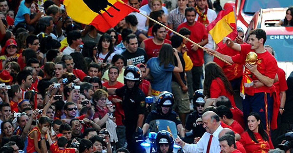Більше мільйона людей вийшли на вулиці Мадрида, щоб привітати збірну Іспанії з перемогою на Чемпіонаті світу з футболу-2010. / © AFP