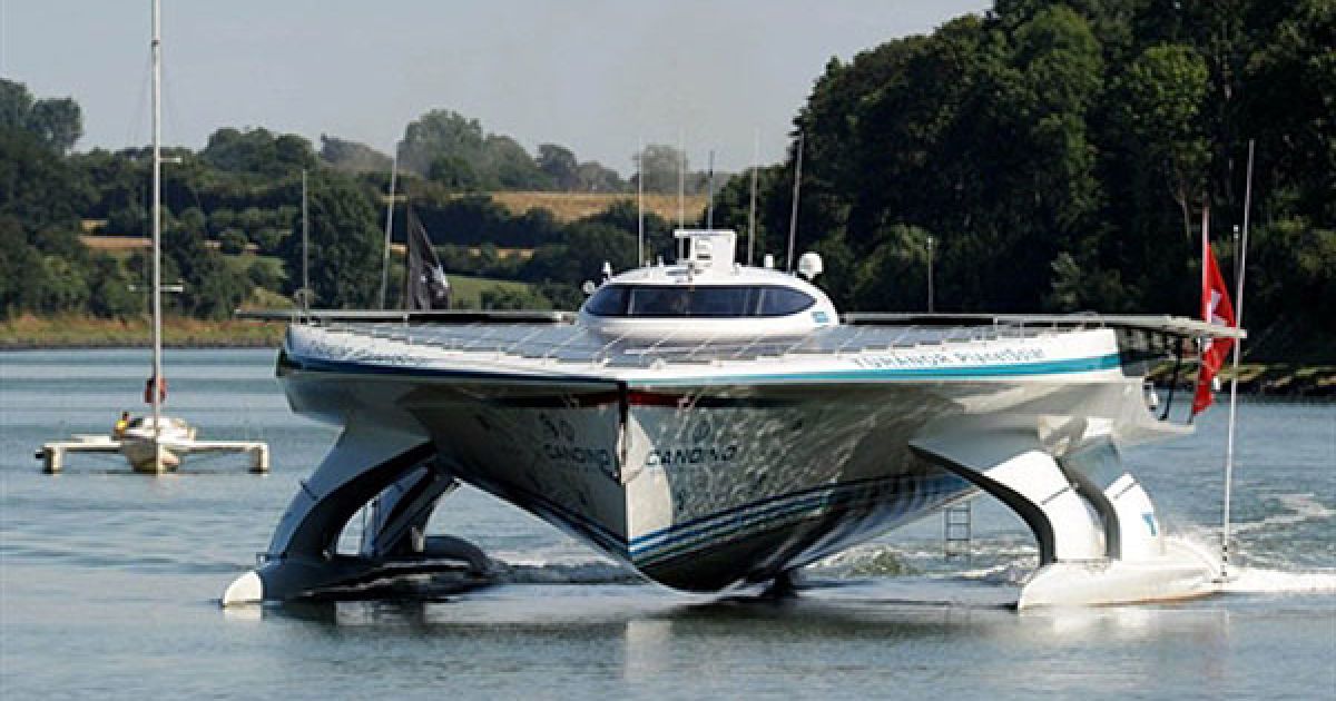 Німеччина. Корабель на сонячних батареях "Turanor Planet Solar" йде каналом Кіль у північній Німеччині. Корабель, який, за даними компанії PlanetSolar, є найбільшим у світі човном на сонячних батареях, був побудований у яхт-клубі Knierim у Кілі. "Turanor Planet Solar" вийшов з доку у Кілі, щоб пройти деякі випробування перед першою кругосвітньою подорожжю, яку він здійснить у 2011 році. / © AFP