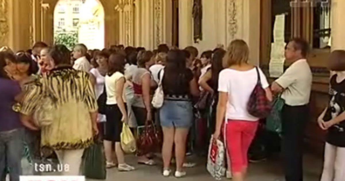 Тисячі людей стоять у чергах за технічною документацією