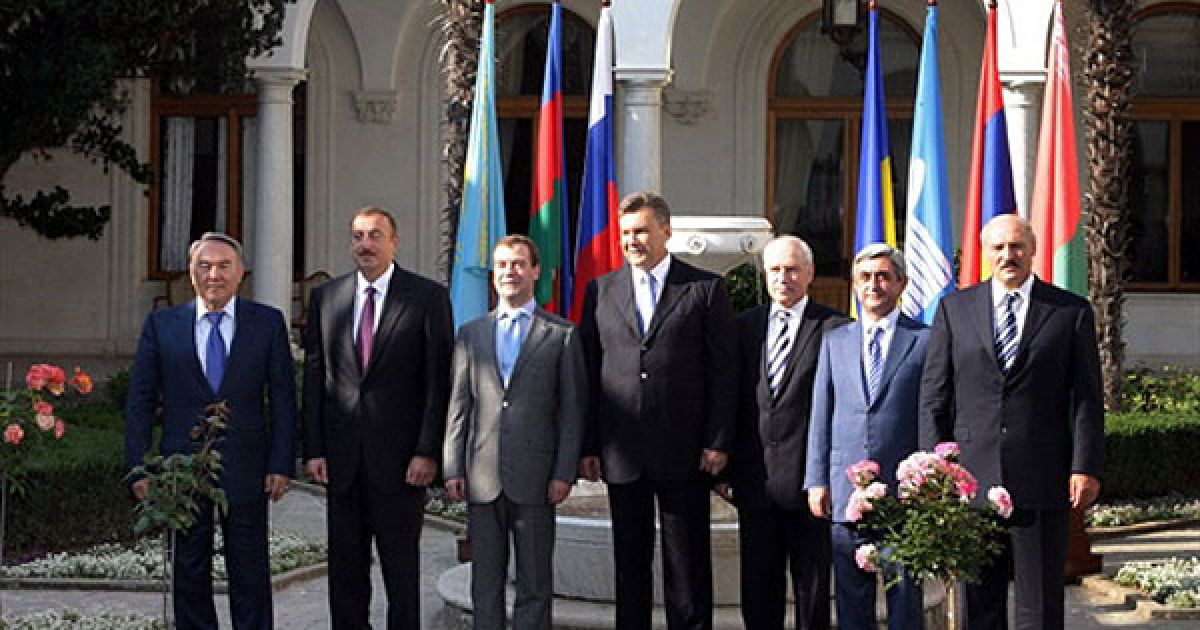 Україна, Ялта. Президент Казахстану Нурсултан Назарбаєв, президент Азербайджану Ільхам Алієв, президент Росії Дмитро Медведєв, президент України Віктор Янукович, виконавчий секретар СНД Сергій Лебедєв, президент Вірменії Серж Саркісян і президент Білорусі Олександр Лукашенко позують для фотографів перед неформальним самітом, який відбувся у Лівадійському палаці, літній резиденції останнього імператора Росії, Миколи II. Президент України Віктор Янукович запросив лідерів держав на святкування свого 60-річчя. / © AFP