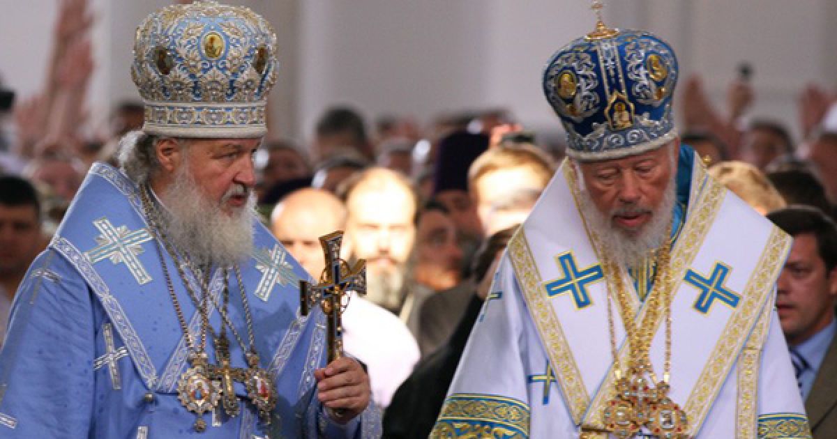 Після освячення храму патріарх Кирило пообіцяв подарувати кожному по маленькій іконі, освяченій ним особисто. / © Православная Одесса