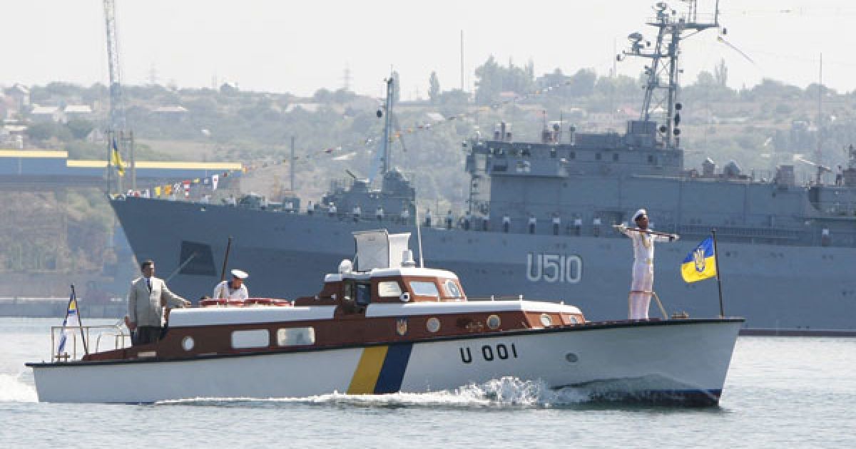 На катері Віктор Янукович оглянув стрій кораблів ВМС України, морської охорони Державної прикордонної служби України та корабель ЧФ РФ (вишикуваних на внутрішньому рейді Севастопольської бухти). / © President.gov.ua