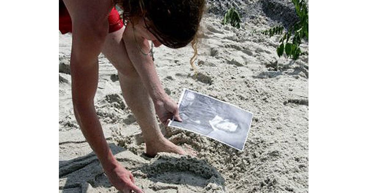 Учасниця конкурсу ліпить з піску барельєф російського поета Олександра Пушкіна / © УНІАН