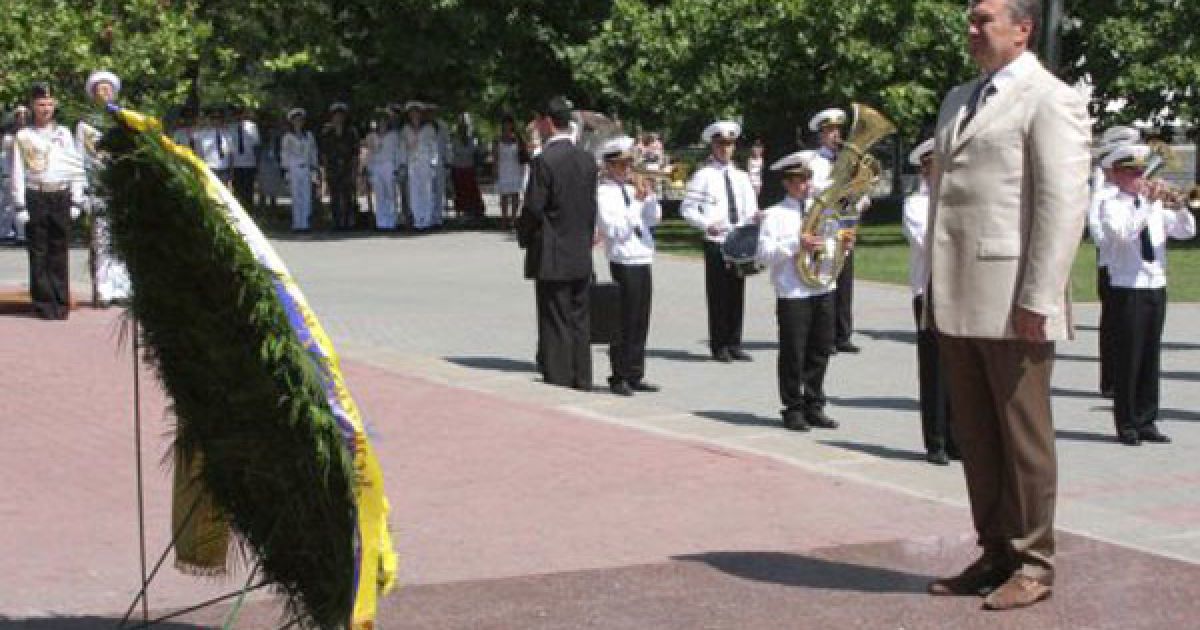 Пам'ять загиблих присутні вшанували хвилиною мовчання. / © УНІАН