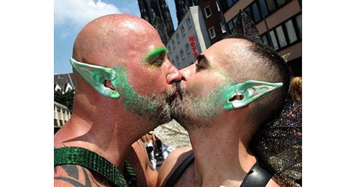 Тисячі яскравих учасників гей-параду вийшли на вулиці Кельна (Німеччина). / © AFP