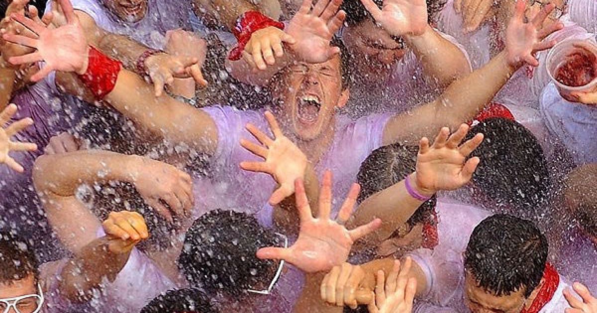 Сотні тисяч іспанців та іноземних гостей свята поливають один одного вином і шампанським.