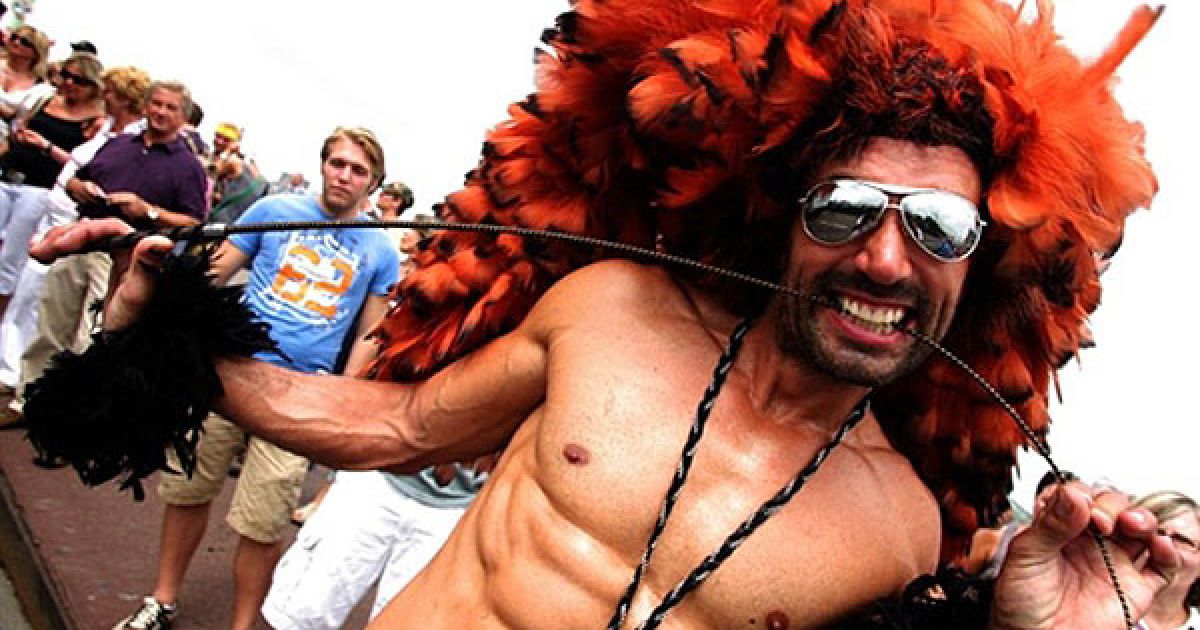 Тисячі яскравих учасників гей-параду вийшли на вулиці Кельна (Німеччина). / © AFP