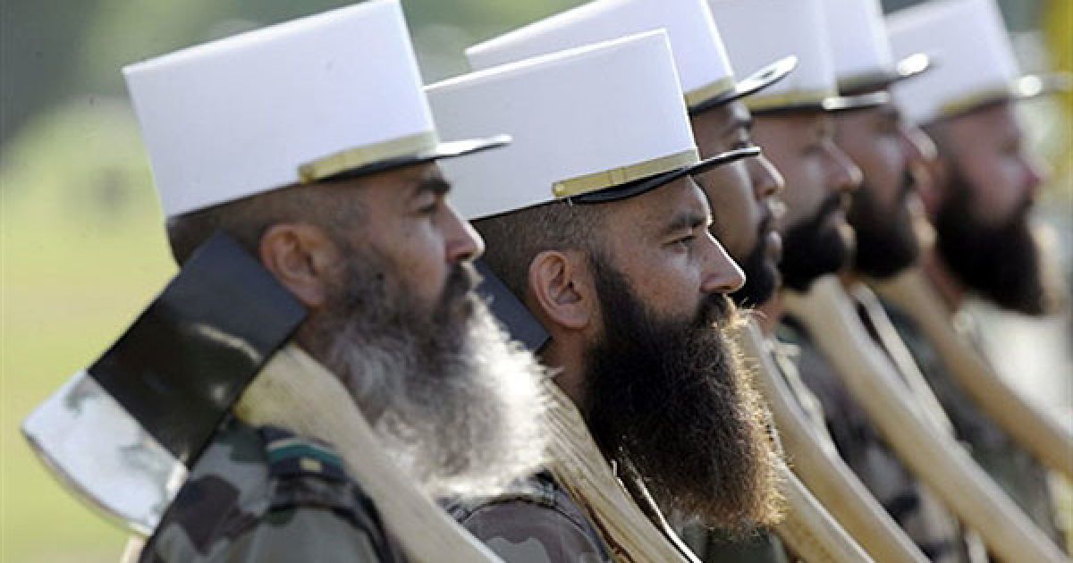 Франція, Саторі. Сапери з французького іноземного легіону беруть участь у репетиції параду, яку провели неподалік від Парижу. У Франції готуються відзначити національне свято &ndash; День взяття Бастилії, на честь якого на Єлисейських полях у Парижі пройде урочистий парад. У параді разом із французькими військовими візьмуть участь представники 13 африканських країн. / © AFP