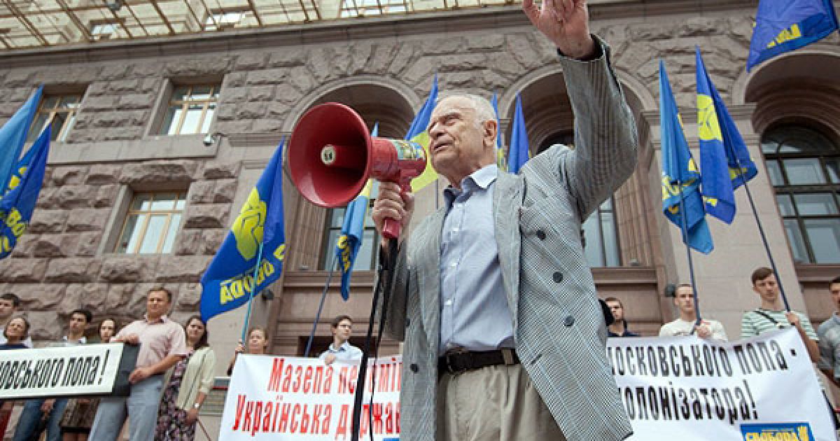 Герой України, координатор Комітету захисту України, поет і громадський діяч Дмитро Павличко виступає на акції &rdquo;Мазепа forever&rdquo; поряд з будівлею КМДА у Києві / © Украинское Фото