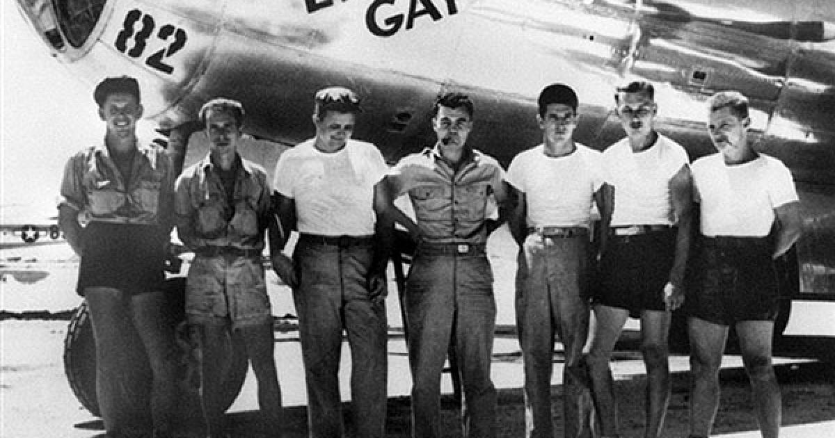 Американський екіпаж літака B-29 "Enola Gay", який скинув на Хіросіму першу в історії людства атомну бомбу, в результаті чого загинуло більше 100 тисяч людей. / © AFP