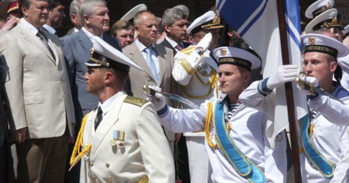 Глава держави також подякував за самовіддану працю науково-педагогічному колективу Академії, привітав батьків, які підтримали своїх синів у виборі професії, а також ветеранів флоту. / © УНІАН