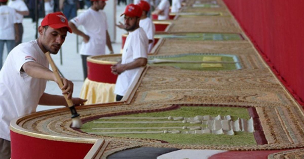 Дамаск. Сирійські кондитери виклали найбільшу в світі картину з цукерок. Довжина цього унікального "полотна" складає 112 метрів, що і дозволило сирійцям вписати свої імена до Книги рекордів Гіннеса. / © AFP