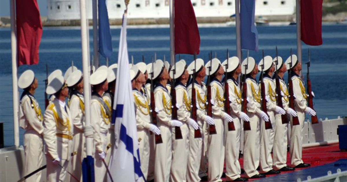 Моряки на параді на честь Дня ВМФ. / © PHL.com.ua