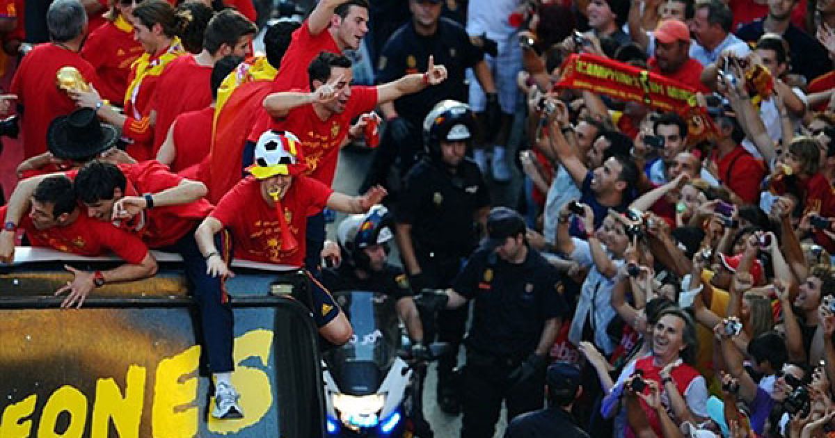 Більше мільйона людей вийшли на вулиці Мадрида, щоб привітати збірну Іспанії з перемогою на Чемпіонаті світу з футболу-2010. / © AFP